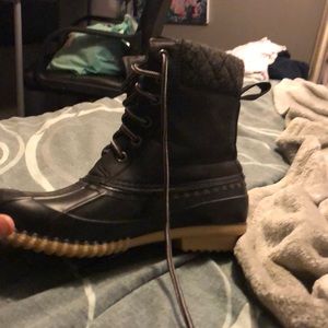Black rain boot size 6/7